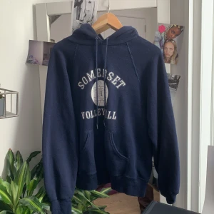 Highschool hoddie - Köpt på second hand i New York 🌟🌟 hör av er vid frågor! Budgivning i kommentarerna, startpris 250kr❤️❤️ frakt tillkommer🥰