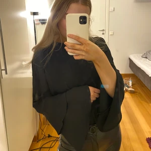 Svart blus i str xs - Från Gina tricot