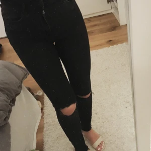 Jeans med slitningar & hål 🦋✨🐆 - Säljer dessa, supersköna och stretchiga. Frakten är 66 kr. 
