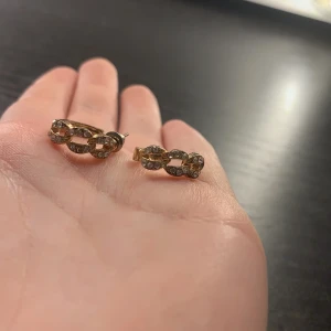 Örhängen  - Så fina örhängen ifrån ur&penn, knappt använda och så fina 