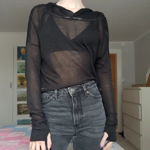 huvtröja - tunn croppad huvtröja från H&M. Den är väldigt skön i tyget och genomskinlig. Använd några fåtal gånger så i bra skick!