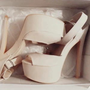 Sandaler st 40 - Supersnygga helt nya  höga sandaler från Nelly. Köptes men kom aldrig till användning.