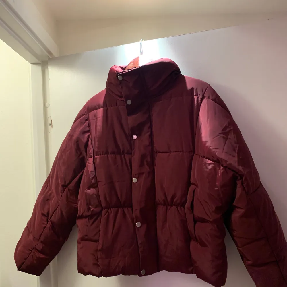 Supersnygg vinterjacka från Boohoo. Färgen är röd-lila, ”berry”, och jackan är något glansig. Den är något oversize så passar 34-38. Använd några få gånger. :). Jackor.