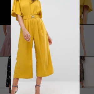 Fräsch byxdress! - Stilig byxdress, kan också tonas ner med svart kavaj till, perfekt för att få lite färg i dystra November! Skärpet gör att den går ihop jättefint och midjan blir fint markerad!Har använt den 5-6gånger, den är i princip i nyskick!