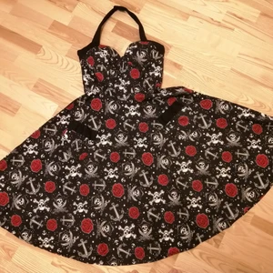 Halloween klänning stl xs - En gullig Halloweenklänning i stl xs från Hell Bunny, Vixen. Gjord av 98% bomull och 2% spandex. Med kjol lite längre än till knäna och en vintage inspirrerad överdel. Den har en dragkedja och stretch bak och två fickor fram. I bra skick. 