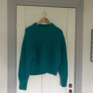 Stickad tröja - Jätte fin turkos stickad tröja i en alpackamix. Köpt för ett halvår sedan på hm, inga defekter. Säljer för har inte fått så himla mycket användning för den men passar supersnyggt till ett par jeans.💙💙