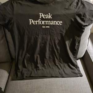 Säljer en peak T-shirt använd en gång så den är som ny liten I storleken. OBS  Dålig bild! Billigare vid snabb affär 