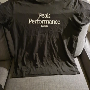 Peak Performance - Säljer en peak T-shirt använd en gång så den är som ny liten I storleken. OBS  Dålig bild! Billigare vid snabb affär 
