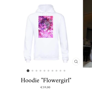 Huvtröja - Vit tröja med tryck, använd ett fåtal gånger. Kostade ca 600kr men säljer för 250 +frakt 69. Länken för dröjan i butik- https://thecoolelephant.com/collections/hoodies?lang=sv