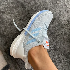 Adidas springskor 37 - Nyskick! Använda på löpband ca 4 ggr