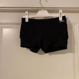 Tennisshorts  - Svarta tennisshorts, till för att ha under kjol eller klänning. Finns i Västerås, annars står köparen för frakt. 