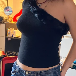 One shoulder tröja  - En one shoulder stickad tröja med päls. Kontakta mig för fler bilder. Köpare står för frakt 