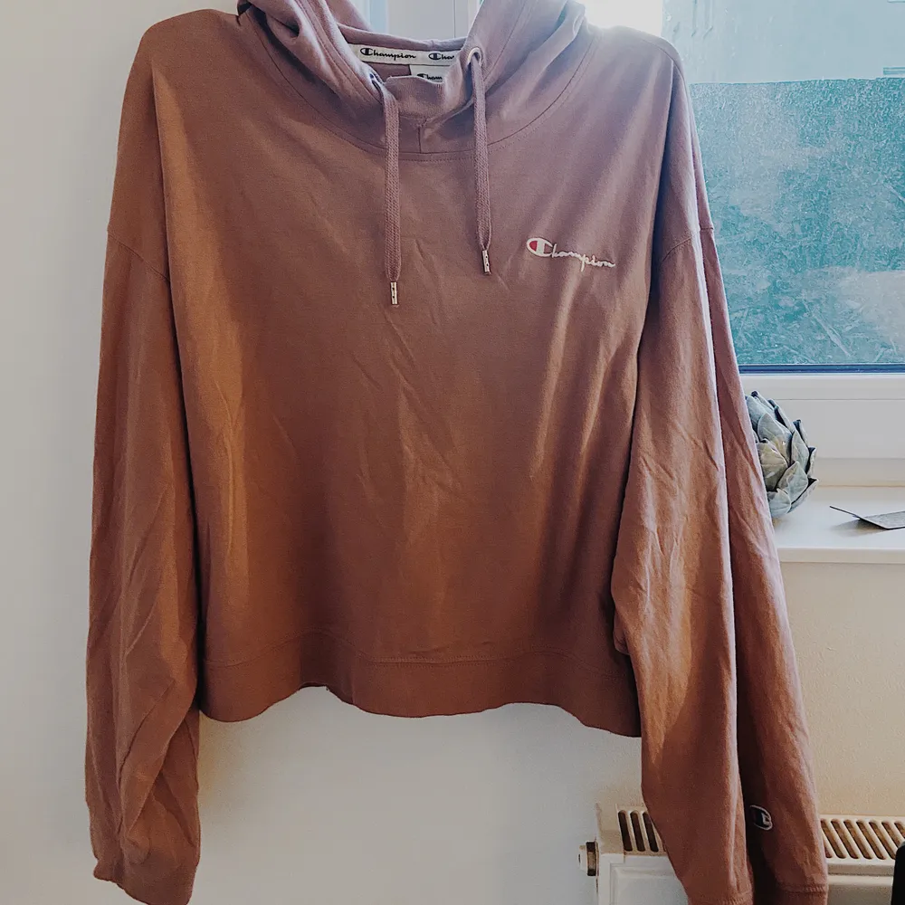 💜 Säljer min älskade croppade hoodie från Champion! 💜Limited Edition kollektion inköpt från Weekday, finns inte längre att köpa. Inköpspris 700kr, bud från 300kr! . Hoodies.