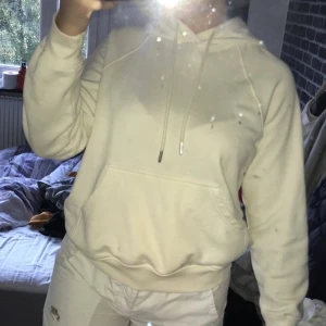 Vit hoodie - Säljer nu min vita, supersköna hoodie från h&m då jag tycker den är för liten. Storlek xs. 