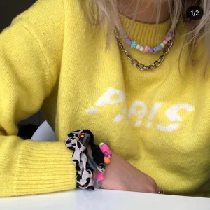 Populär stickad tröja fr. & otherstories - Populär gul stickad tröja från & Other Stories. Säljs inte längre. Supervarm och mysig i nyskick! Bilderna är från min Instagram❤️ nypris: ca 899kr