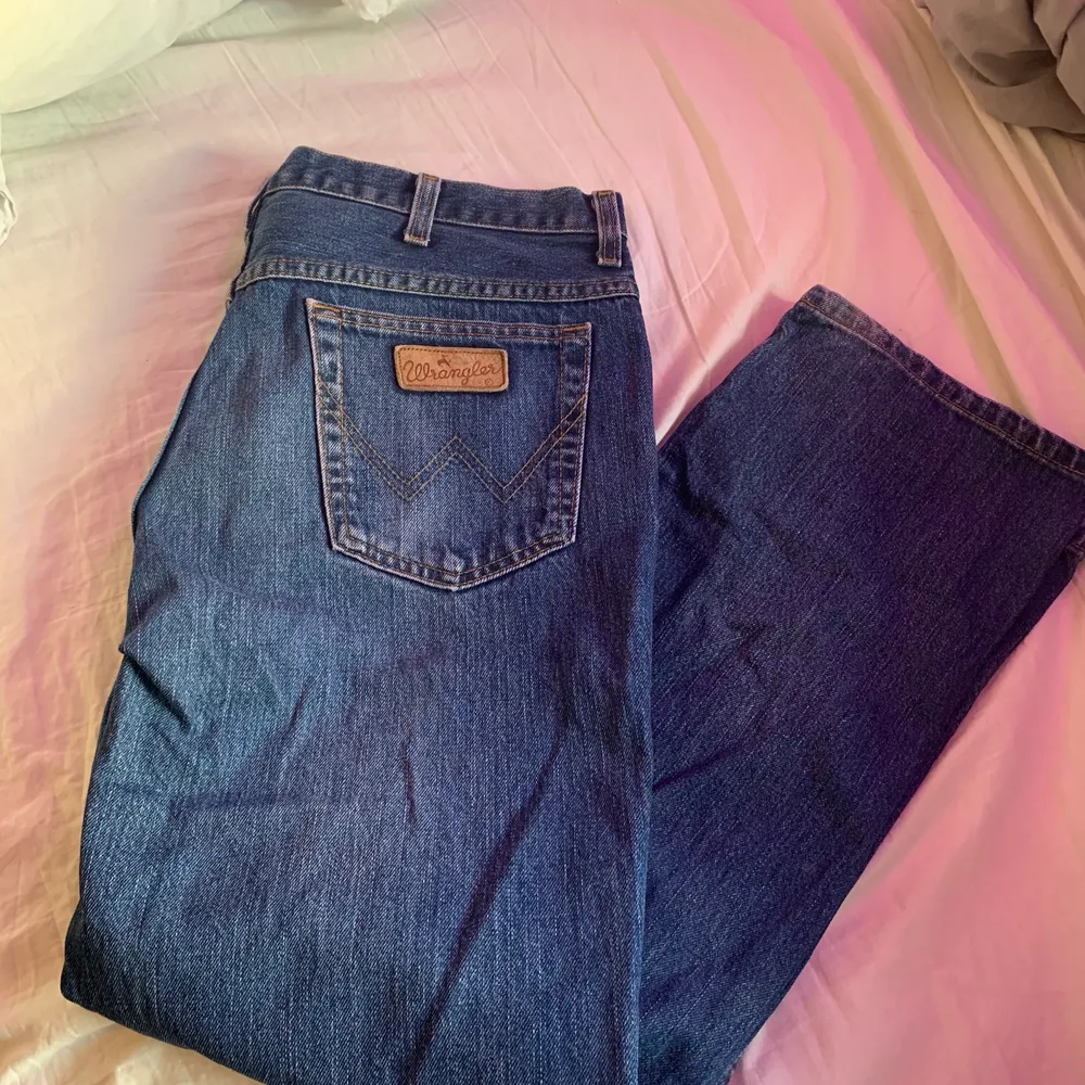 jättesnygga vintage wrangler jeans! raka i modellen och i jättebra skick! köpta på second hand! spårbar frakt 63kr😋 skriv för fler bilder! . Jeans & Byxor.