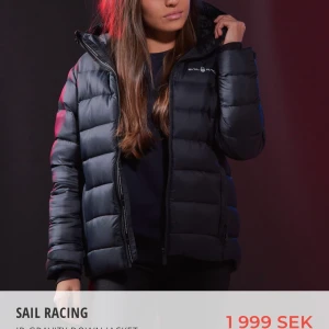 sail racing vinterjacka (BUDA I KOMMENTARERNA) - jag är 18/173 cm och även fast den är jr. passar den gott och väl! den är perfekt i vinter! jag skulle säga att den passar s/m. ordinarie pris 2500kr 