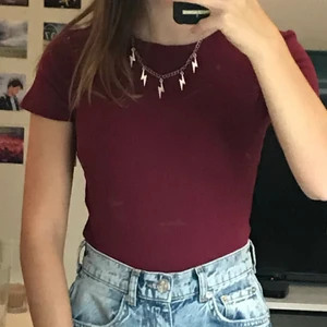 Vin röd tröja från H&M - En vin röd tröja från H&M i storlek S. Bra skick, använd ett antal gånger. 70kr plus frakt, skriv för intresse 