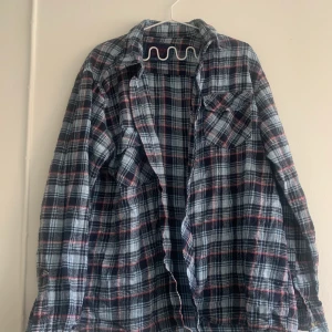 Oversized flannel skjorta - Bud i kommentarerna. Storlek referens: Jag är 172 och bär S eller M och är normalt byggd och den är oversized på mig.