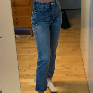 taiki high waist balloon leg från monki  - sjukt snygga blå jeans från monki! har inte använts så mycket så de är i mycket bra skick! köparen står för frakt 🥳💖