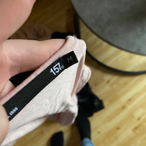 Tröja - Skrynklig just nu men tvättas osånt innan den fraktas , stolek m ifrån lager 157 den e lite öppen eller vad man ska säga , skriv för mer bilder ! 