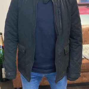 MERCHANT SUPERDRY JACKA I STRL LARGE  - Sjukt snygg mocka jacka i strl large men en vanlig medium får också på sig den! Aldrig använd. Inga fläckar eller skador på jackan då den är helt ny! 