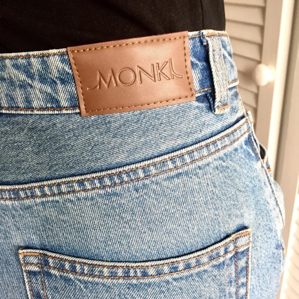 Superfina jeans från Monki i 100 % bomull, modellen Kimomo high relaxad och storlek W28 (Något korta på mig som är 175 cm lång). Skriv till mig om du är intresserad eller om du har några frågor👖Fraktkostnad tillkommer! . Jeans & Byxor.