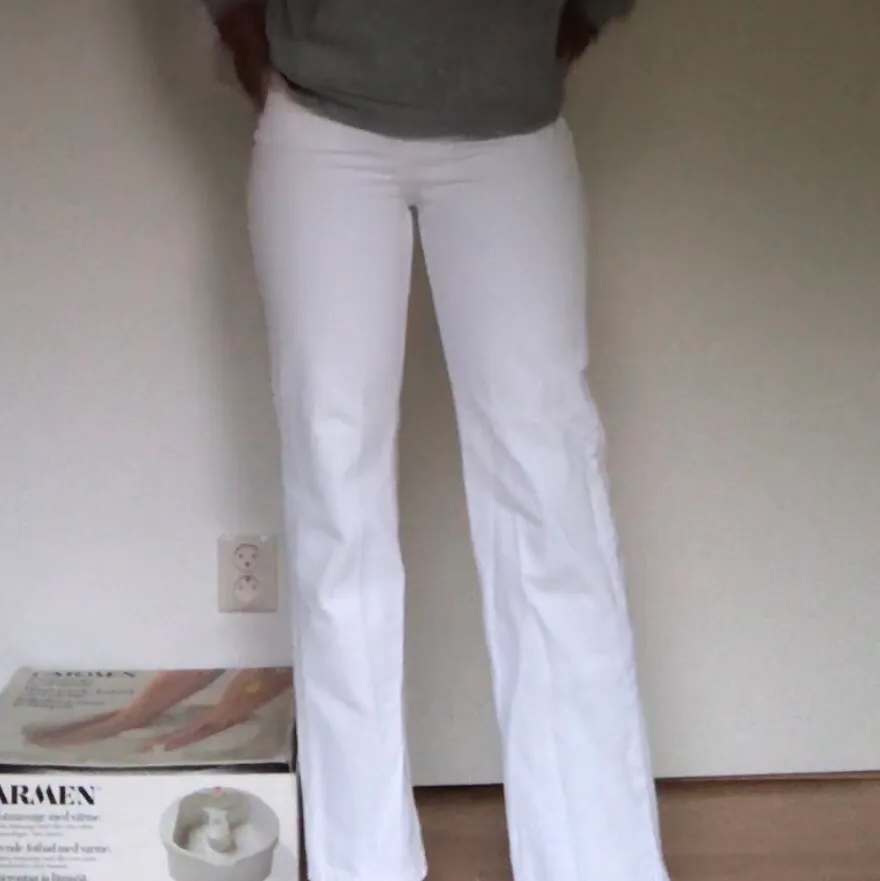 Jeans från weekday i modellen Voyage i vit färg. Köpta här på plick men de är i jättefint skick. Säljer då de är för små för mig. Fraktas ✨✨. Jeans & Byxor.