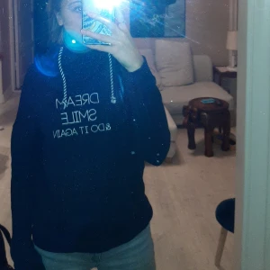 happy sweat - great quality cause it's new, never worn. it has a turtleneck. the color is navy blue. Dream, smile, and do it again !