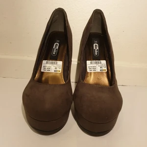 Klackskor  - Helt nya (oanvända) Ordinarepris är 399kr Storleken är 38 Färgen på klackskorna är bruna