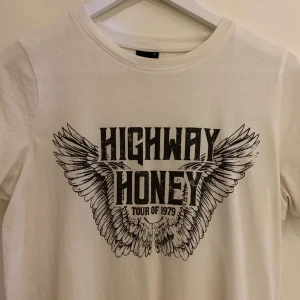 Gina T-shirt - S - 80kr - T-shirt från Gina i storlek S. Passar även M skulle jag säga. Tryck på framsidan. Knappt använd! 80kr + frakt