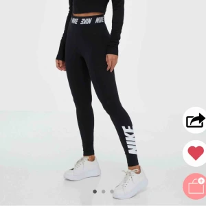  - Säljer dessa supersnygga träningsleggings från Nike då jag råkade köpa en storlek för liten för mig! Därav har jag ingen bild på hur dom sitter på! Endast använda en gång vid provning då.  Kan gärna mötas upp i centrala Göteborg när jag är ledig💕