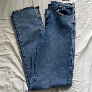 Oanvända långa jeans med prislapp kvar. Jättesnygg modell men säljs då de inte passar! Lite små i storleken 