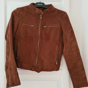 Brun mockajacka - Perfekt höstjacka köpt på Zara. En brun mockajacka (ej äkta mocka) i strl M. Aldrig använd. Möts upp el skickas där du som köpare står för frakten.