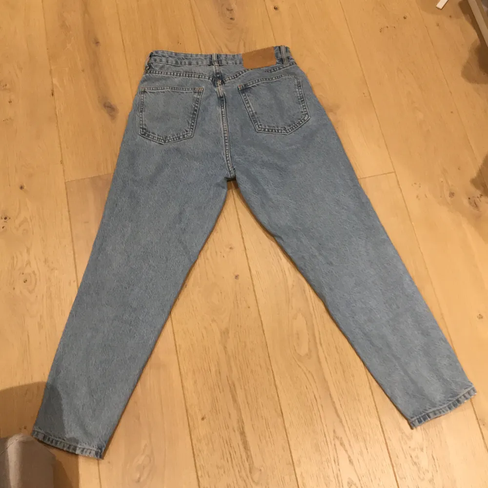 Ett par snygga blåa mom jeans, som alla behöver i sin garderob i riktigt bra skick, använda en gång! :))   Storlek 38, men används på mig som vanligtvis har storlek 36! :) köpta för 399 kr! . Jeans & Byxor.