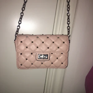 Väska - Helt oanvänd väska som är jätte fin men har inte kommit till användning tyvärr