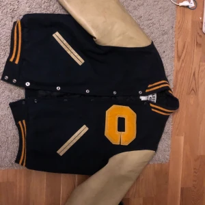 College jacka  - Jätte fin jacka med läder armar 