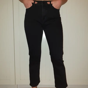 Svarta jeans - Svarta jeans i ankellängd. Jag e 163 cm lång. Använda fåtal gånger. Står ingen storlek men jag e en 34/36 så skulle gissa att dessa är storlek 36