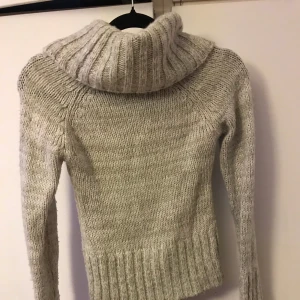 Stickad tröja  - Snygg, mysig, stickad polo köpt på second hand. Verkligen supermysig och perfekt nu till säsongen. Säljer för att jag inte använder den. Frakt tillkommer 