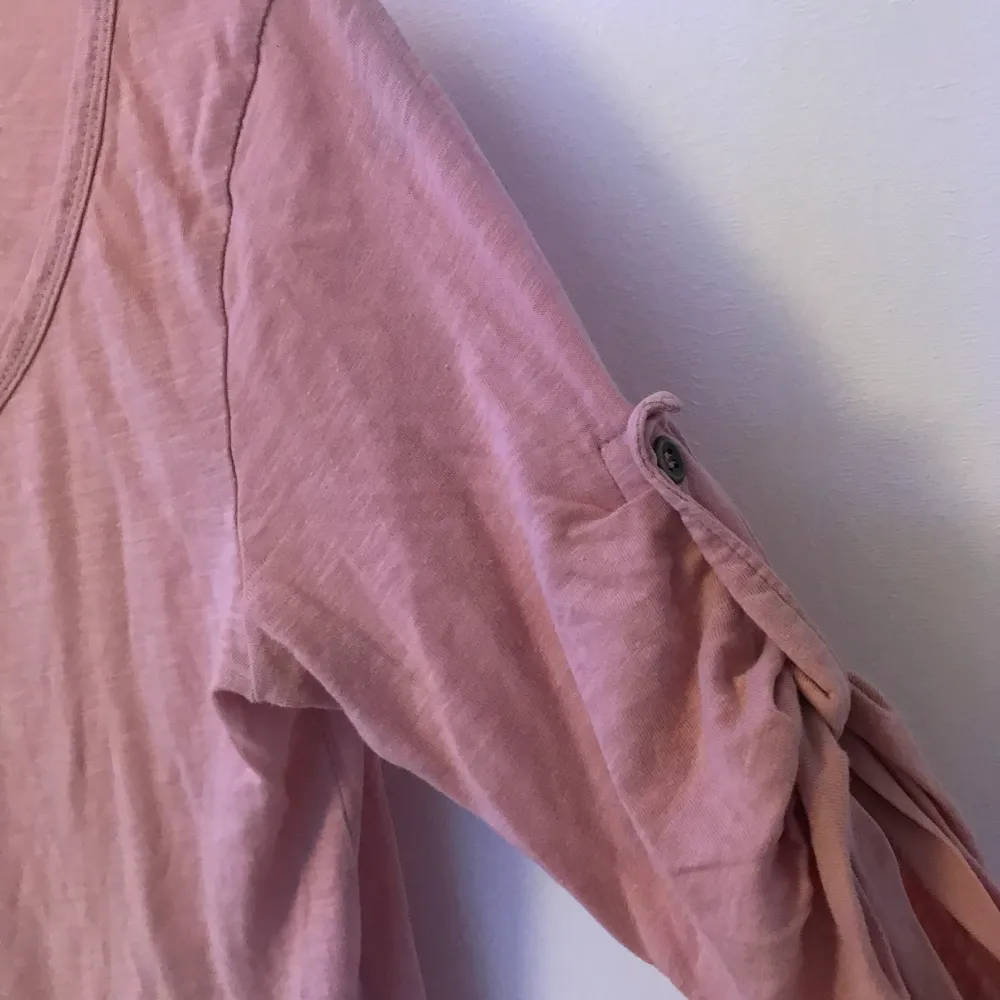 Fin rosa tunika/klänning med fina knappar på ärmarna från gintricot. Säljer för att den inte kommer till användning. Frakt tillkommer. . Klänningar.