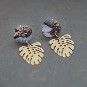 Monstera  - Vackra handgjorda örhängen med hängen i polymerlera. Material: Mässing, polymerlera. Nickelfria.  Nya och oanvända (endast använda för bilden). Frakt 11:-.  Notera att färgen kan variera något från verkligheten beroende på skärminställningar. 