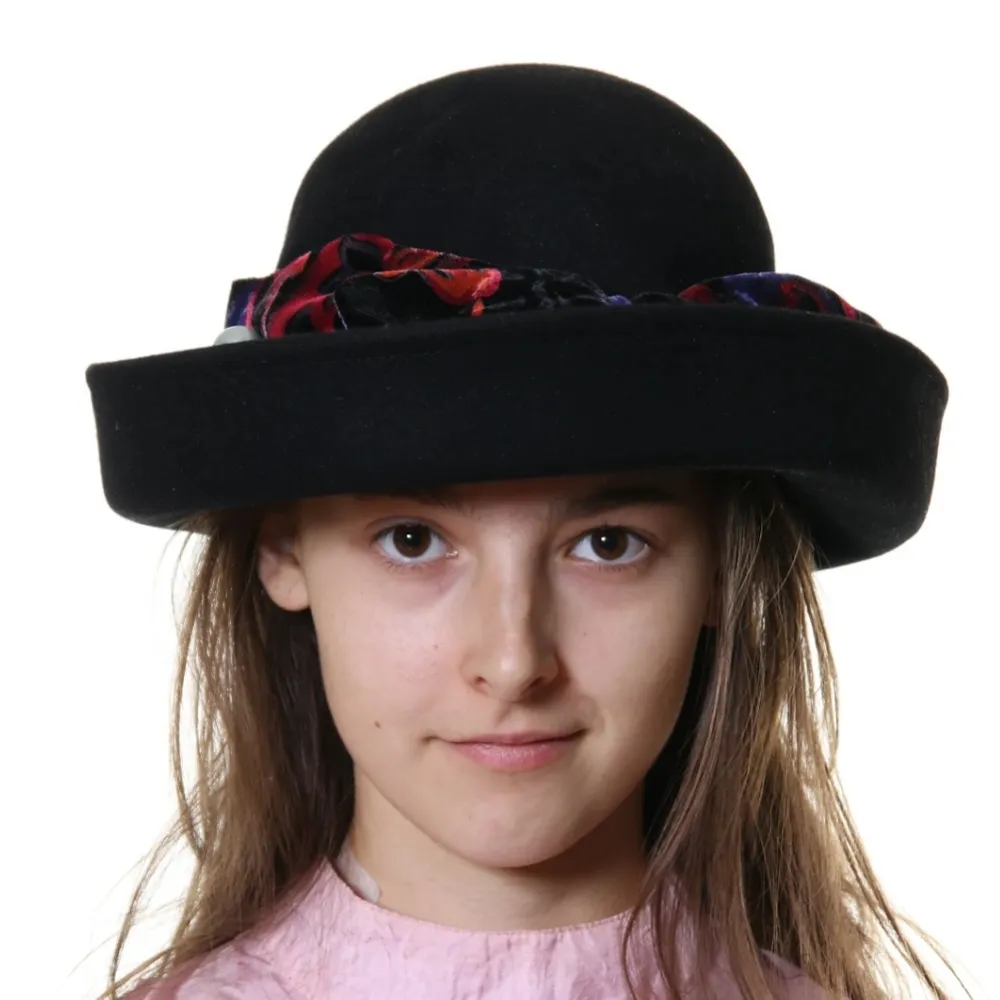 Fin unik hatt med färgglatt band (rosa, lila, orange) och hatt nål. Sitter snyggt och matchar till mycket. Gjord av en hattmakare och är i bra skick. Säljer p.g.a. aldrig används. Hör av dig vid frågor💕. Övrigt.
