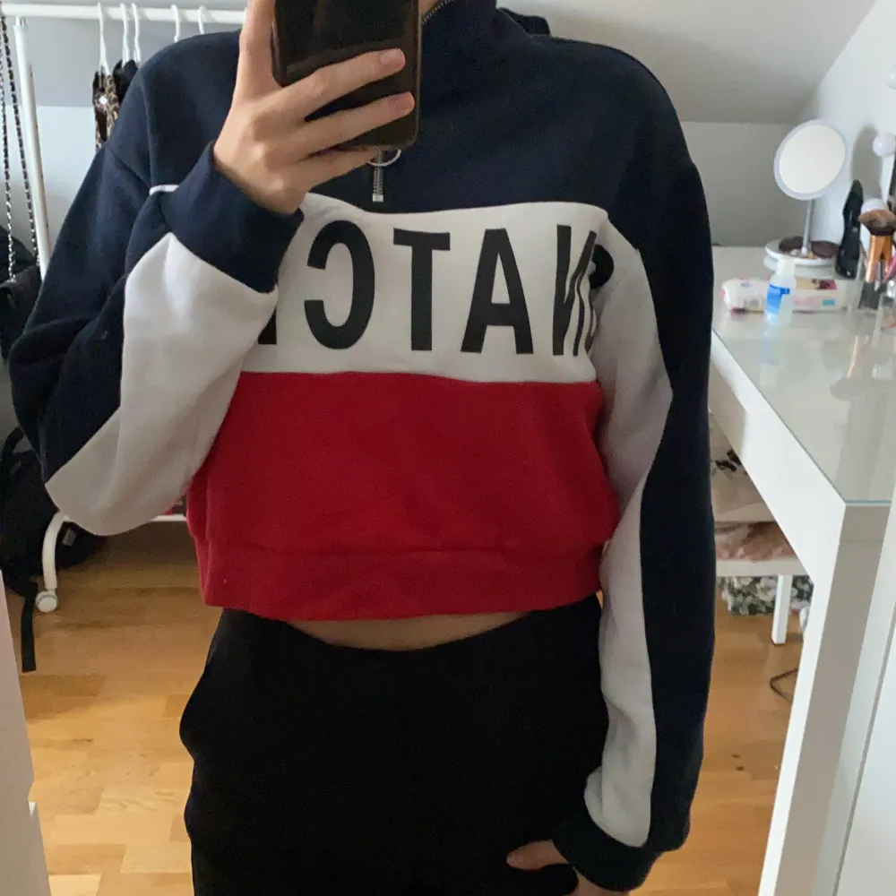 Cropped hoodie ,säljer för 20 kr, använd en gång så i mycket bra skick,som ny! :) storlek xs och skönt material:). Hoodies.