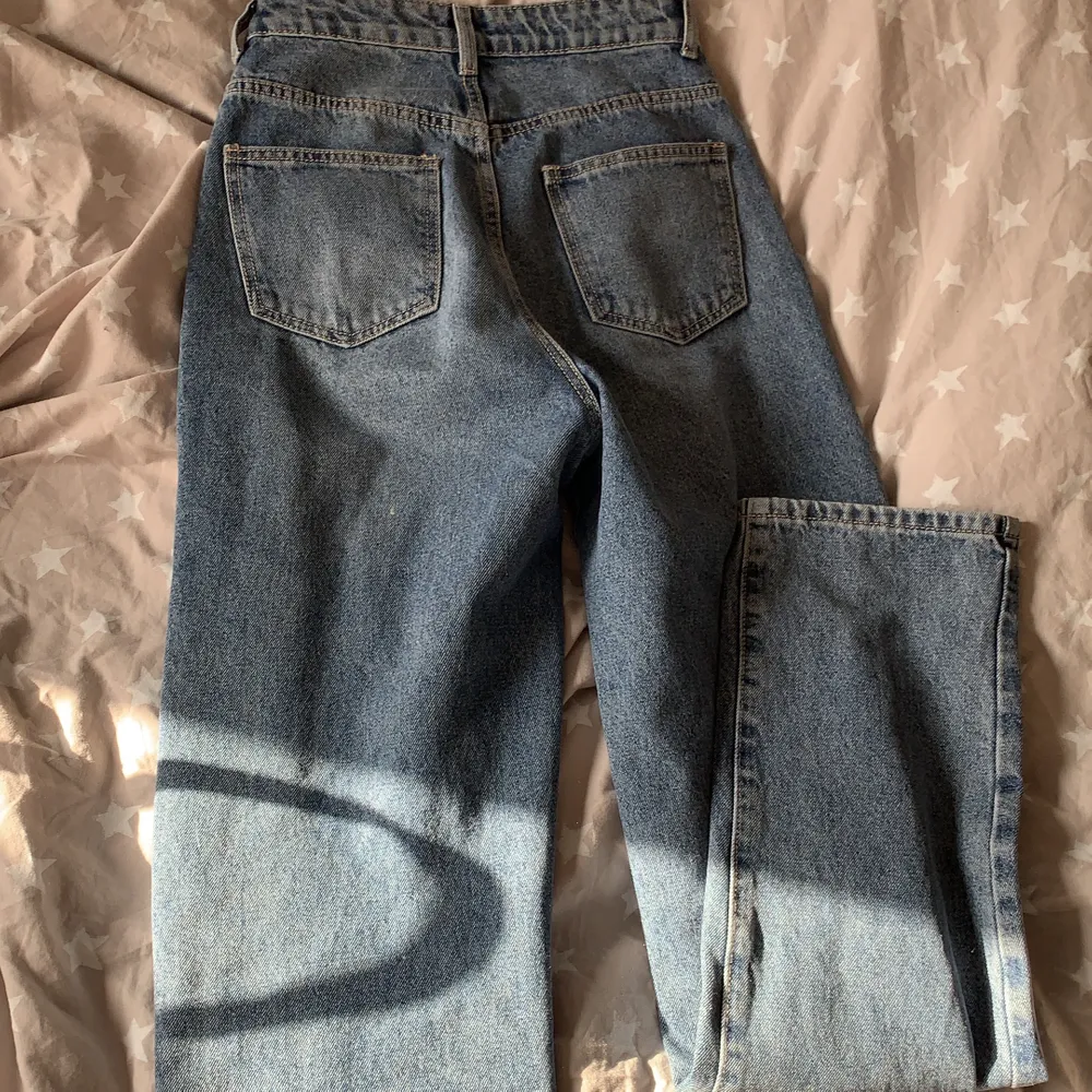 Skit snygga raka vintage jeans!! Säljer pga att jag har 2 par. Långa på mig som är 165 och har långa ben. Passar ngn med XS-S, något stora i modellen. Ledande bud: 180kr+frakt 🥰🥰🙏🙏 (bilderna är lånade). Jeans & Byxor.