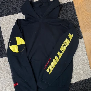 Asap Rocky Hoodie - Säljer denna Asap Rocky hoodie då den inte kommer till användning. Köpt på Etzy, stl M. Kan bjuda på frakten vid smidig affär. Hoodie är hel o ren men lite nopprig på vissa ställen (inget avsevärt) ;) kan bjuda på frakten vid smidig affär❤️