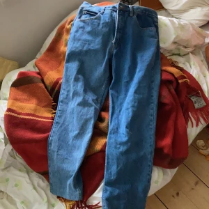 Jeans size M/L - Snygga o najs jeans, lite osäker på exakt storlek men skulle gissa M/L! 