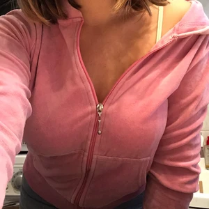 Tjocktröja strl S från Cubus - Säljer tröjan för att den inte kommer till användning. Den är rosa med mjukt och skönt material och är i bra skick. Banden i luvan är borta tyvärr. Vid många intressen påbörjas budgivning💖