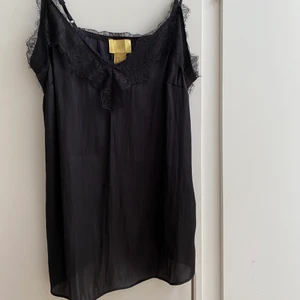 Satin linne  - Säljer ett satin linne med spets från hm. Storlek 32. Fint skick. Frakt tillkommer!!!! KÖPT ÄR KÖPT, INGEN ÅNGERRÄTT!!!!!!