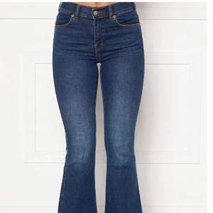 Bootcut jeans från DR. DENIM, i bra skick och använda fåtal gånger. Nypris 499kr. Köparen står för frakt