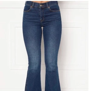 Jeans - Bootcut jeans från DR. DENIM, i bra skick och använda fåtal gånger. Nypris 499kr. Köparen står för frakt